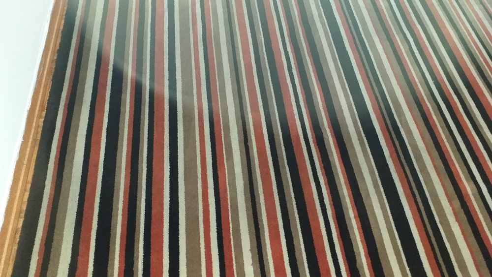 Carpete com 1,58 largura x 2,15 comp. em tons de preto,beje e laranja