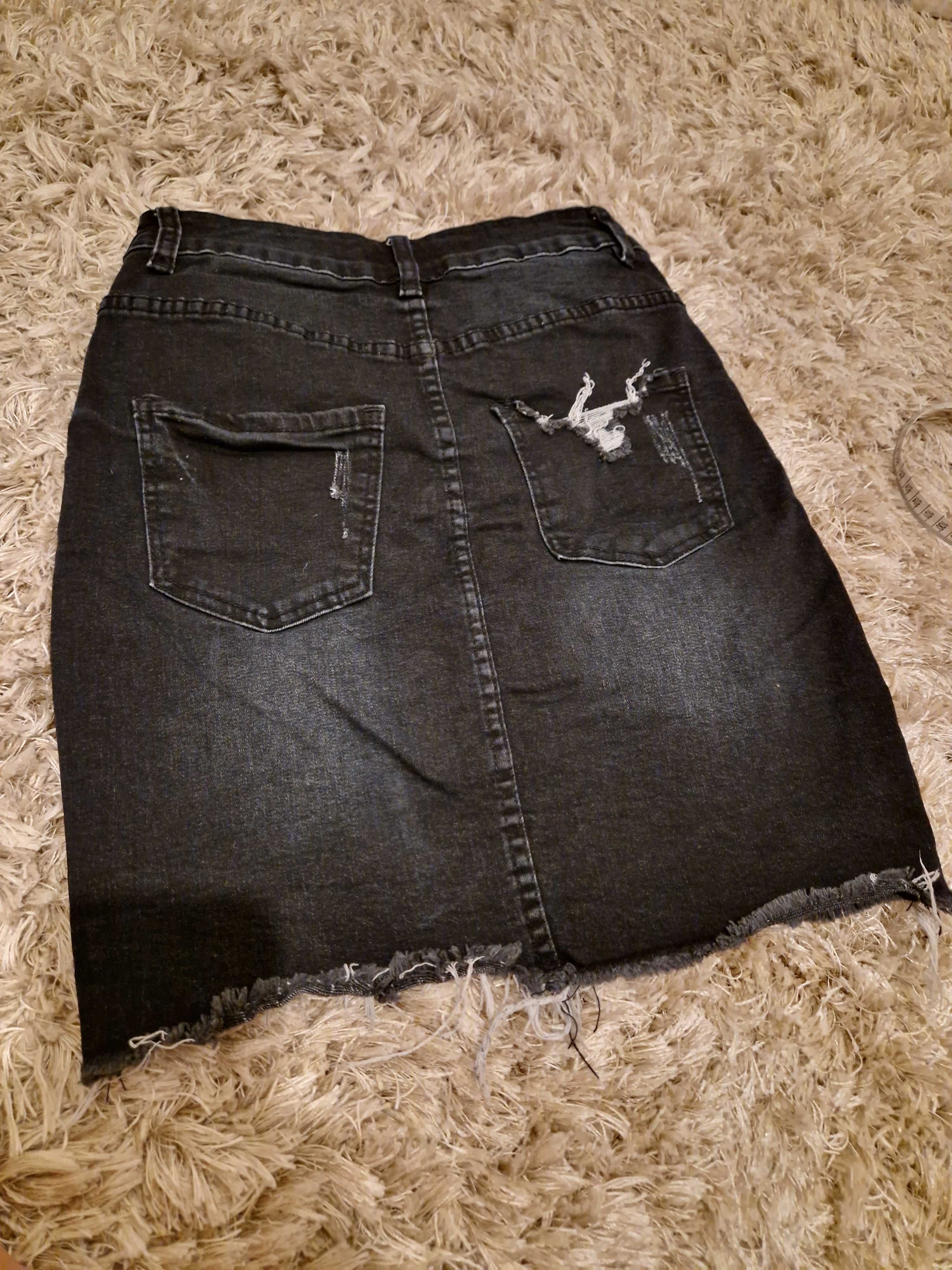 Piekna czarna spodnica jeansowa firmy Amisu rozmiar 34