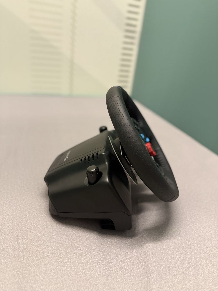 кермо Logitech G29 Driving Force Racing Wheel.