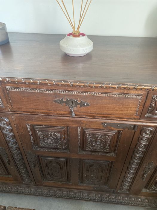 Aparador Antigo com gavetas e portas