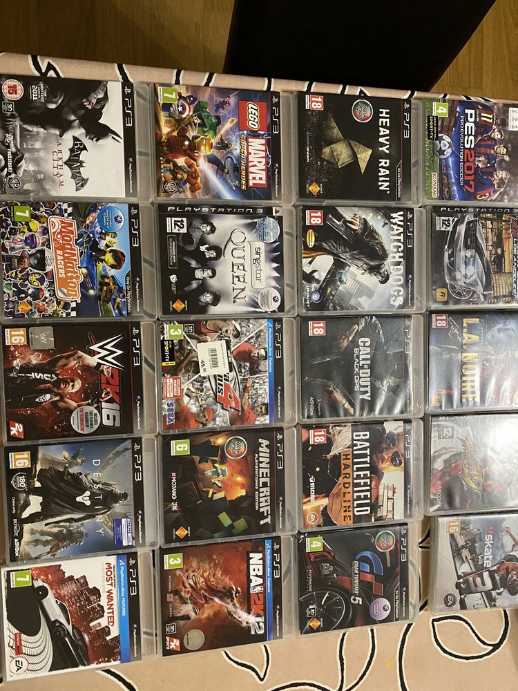 Vendo ps3 com 2 comandos + 24 jogos