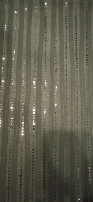 Czarny bieżnik pokryty czarnymi cekinami.