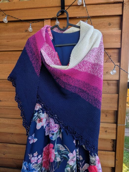 Ręcznie robiona, trójkątna szydełkowa chusta