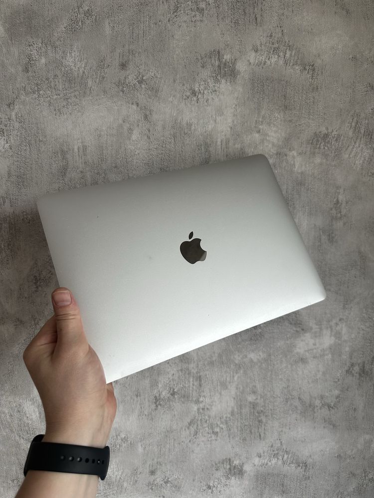 MacBook Pro i5 / 16 ГБ оперативної пам’яті / 256 ГБ