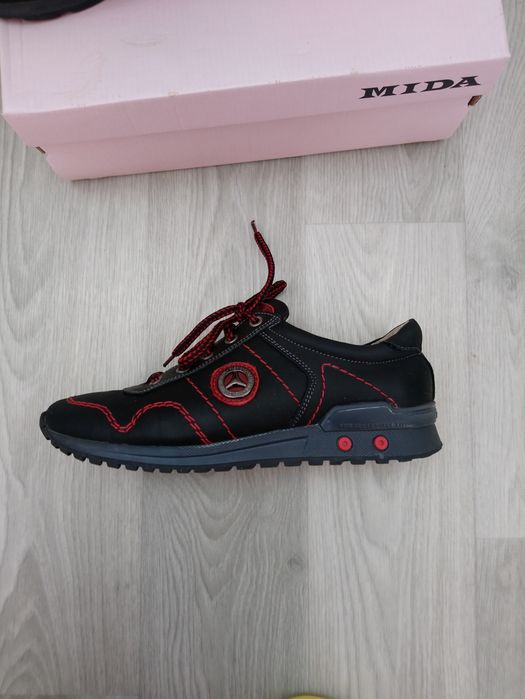 Кросівки підліткові з натуральної шкіри.