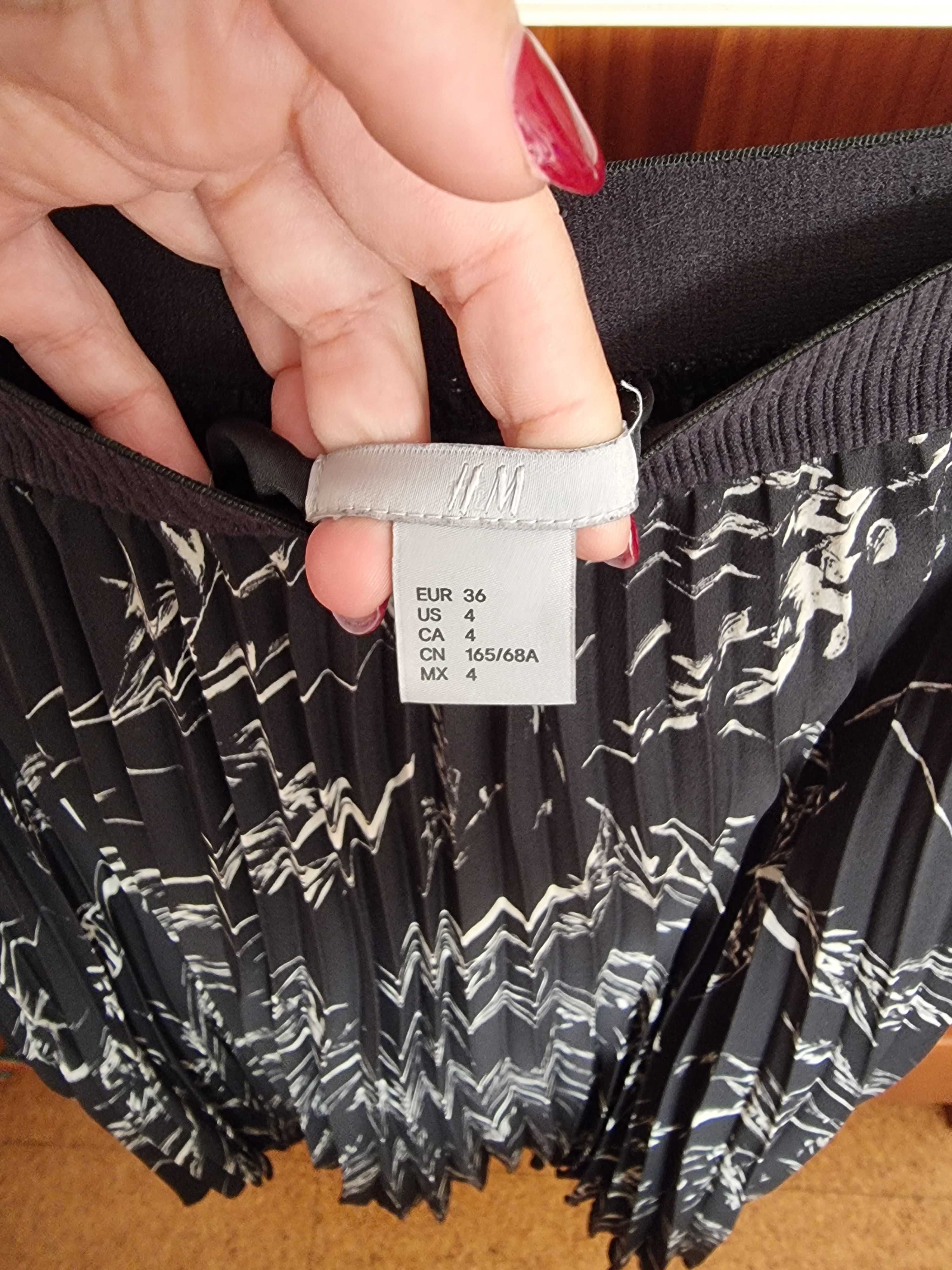 Saia midi plissada preta e branca H&M, tamanho 36