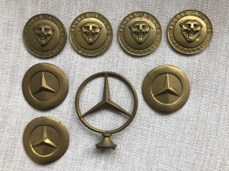 Símbolos ou emblemas da marca Mercedes e Jaguar