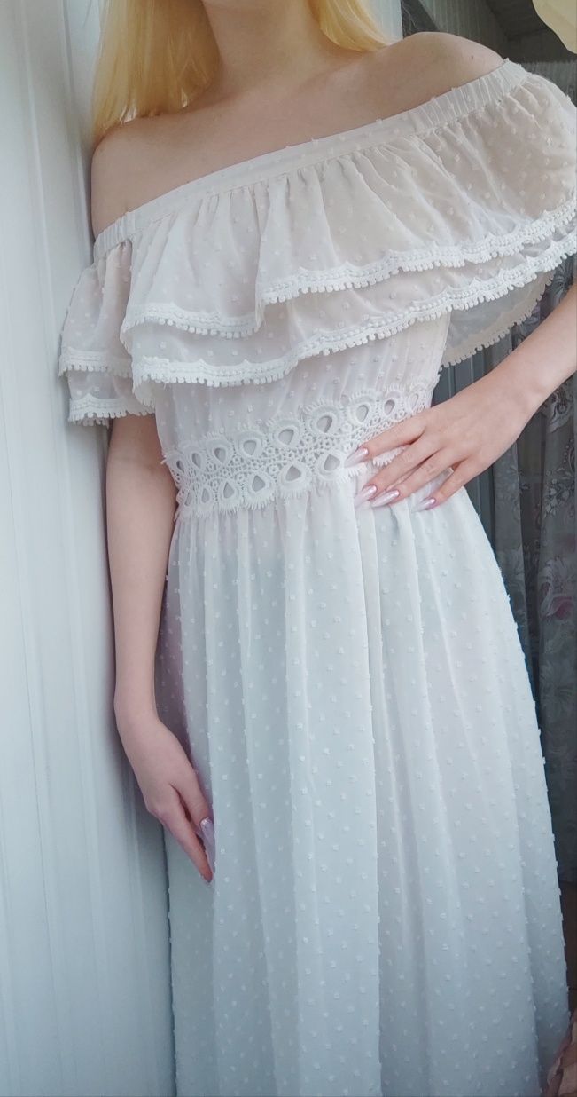 Святкова біла сукня
