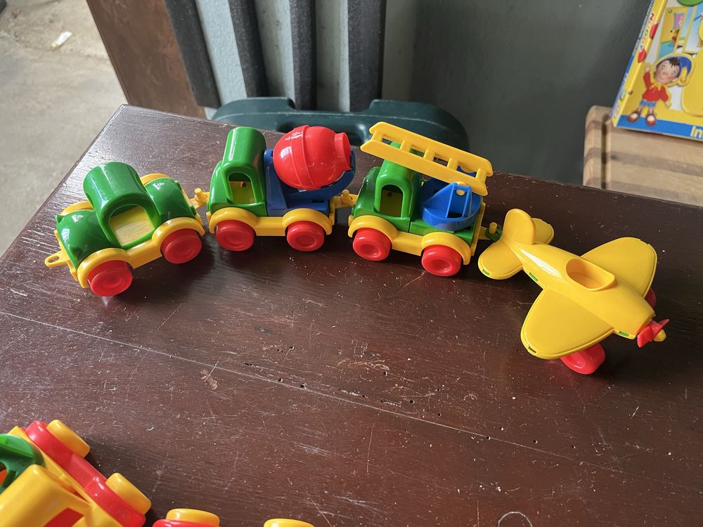 Brinquedo oito carros