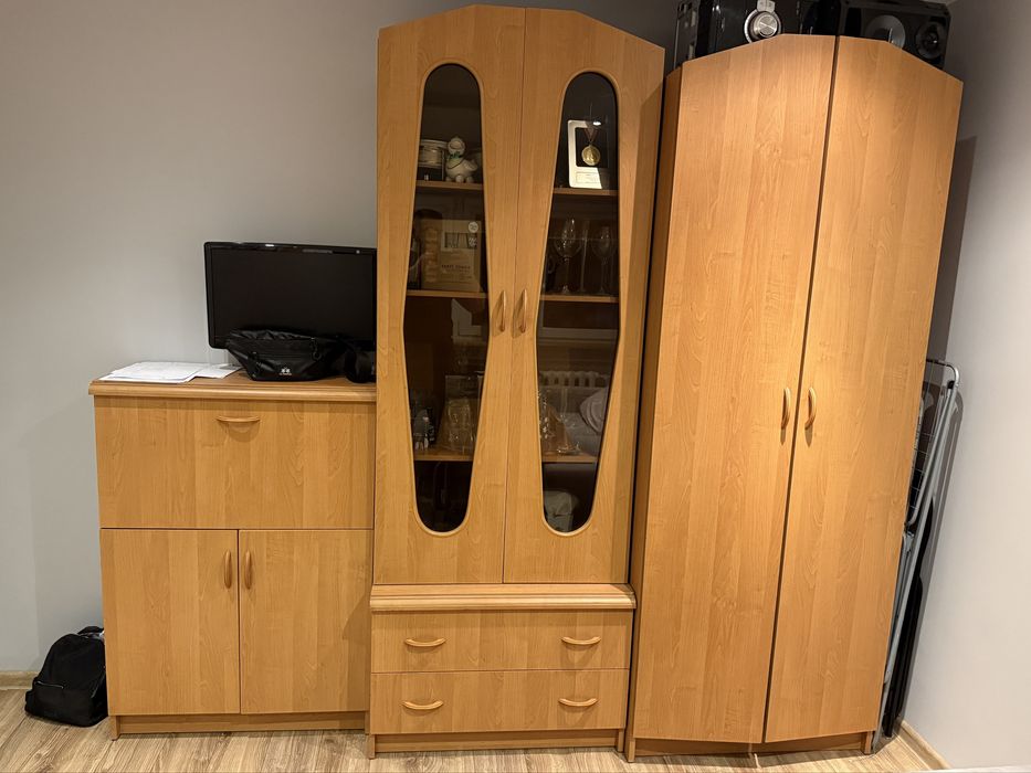 Zestaw mebli szafa, stolik rozkładany, półka