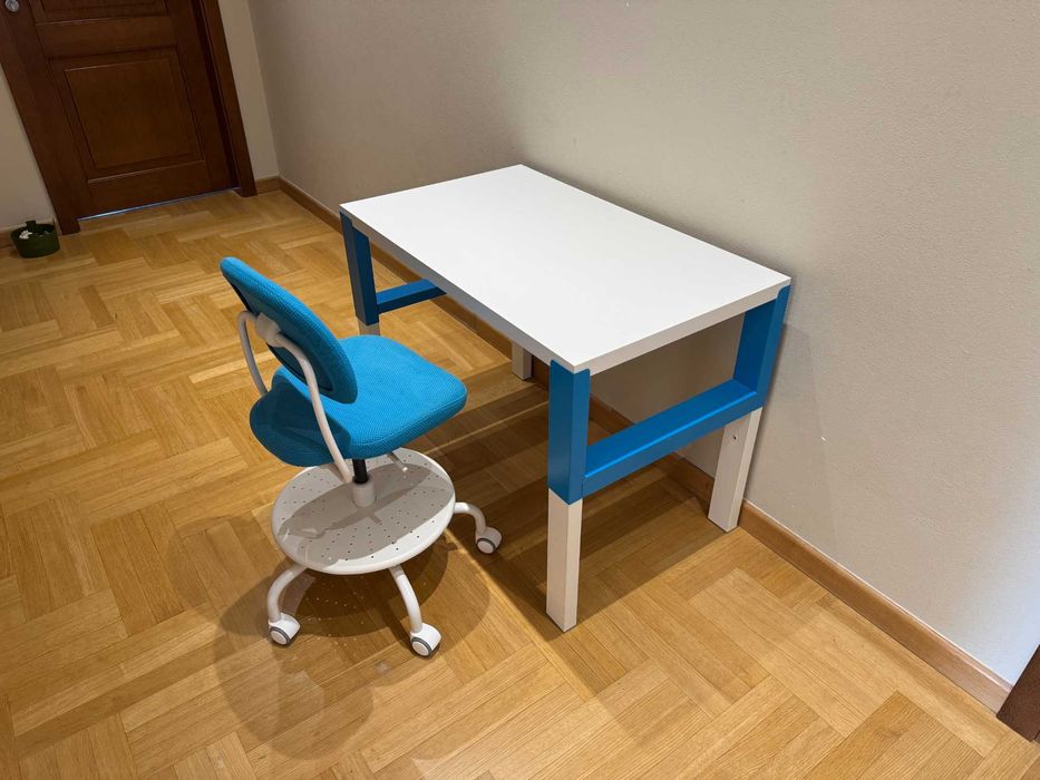 biurko i krzesło