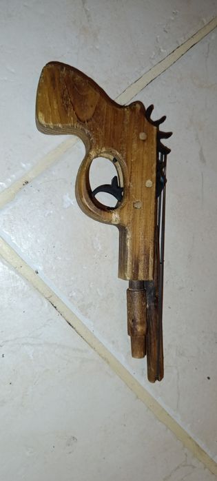Sprzedam drewniany pistolet na gumki