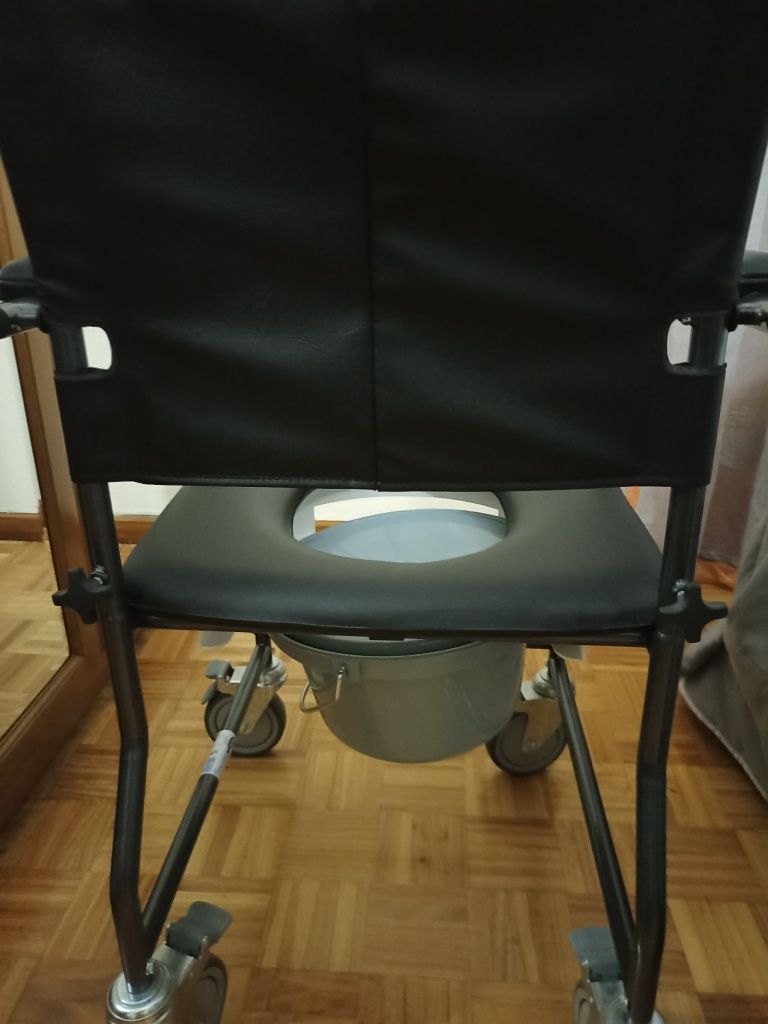 Cadeira Sanitária com rodas Modelo Cascata