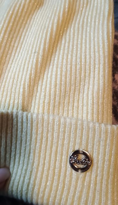 Стильна жовта шапка з люрексом.