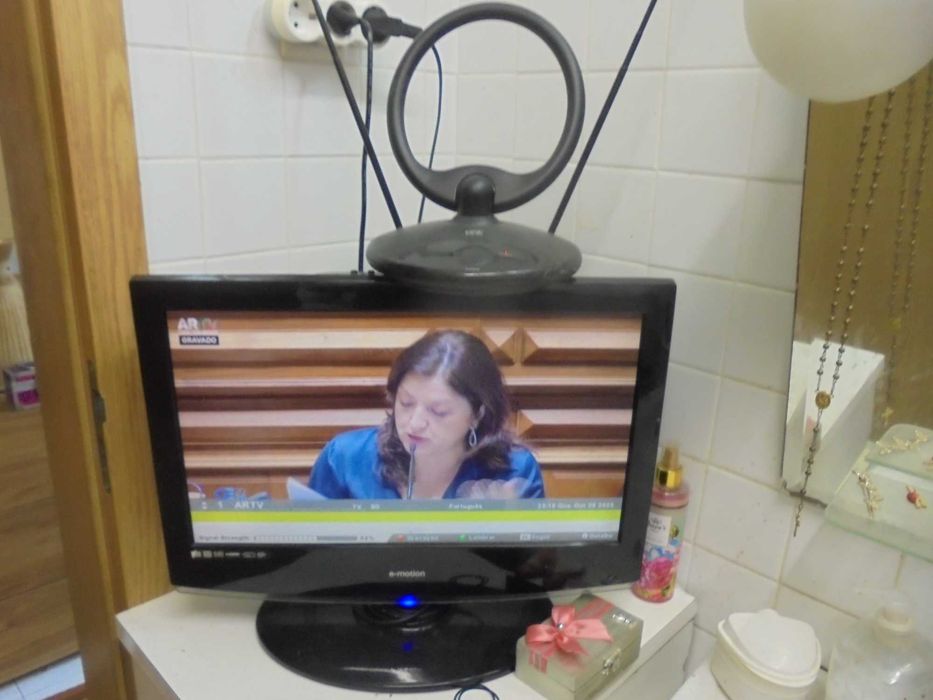 Televisao a funcinar tem tdt e comando