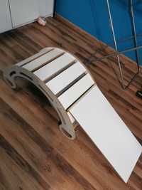 Drewniany bujak z zjeżdżalnia i poduszką