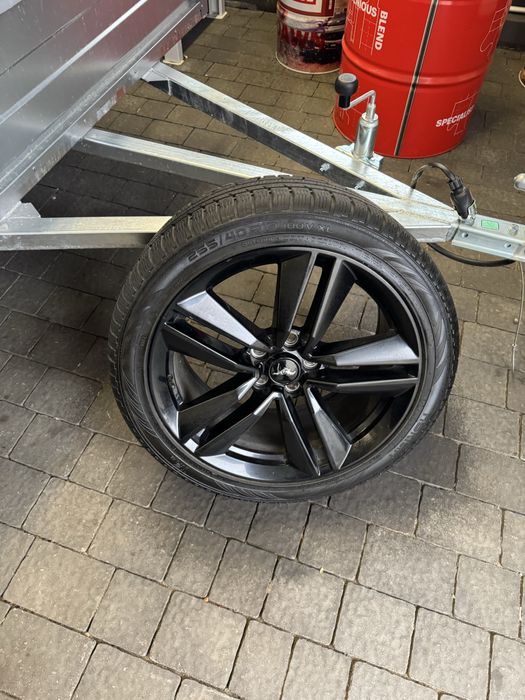 Ford Mustang, koła z oponami zimowymi 255/40 R19