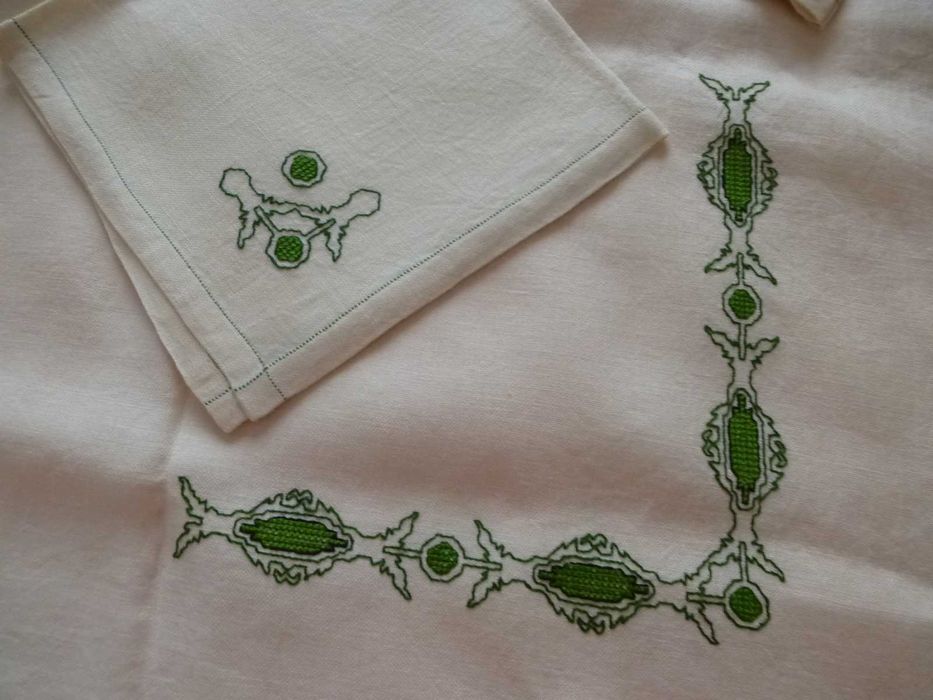Toalhas de mesa bordadas à mão a ponto cruz