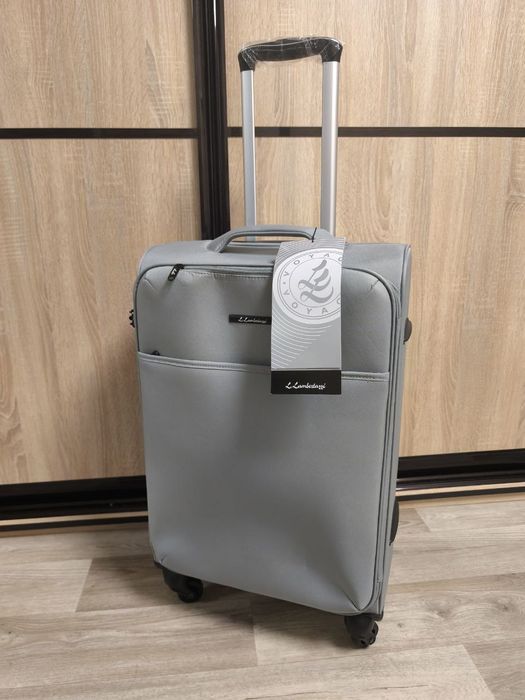 Чемодан среднего размера на колёсах, валіза для подорож, валіза середн