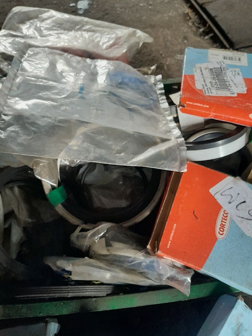 Skrzynka uszczelniaczy.Roznego rodzaju i przeznaczenia
