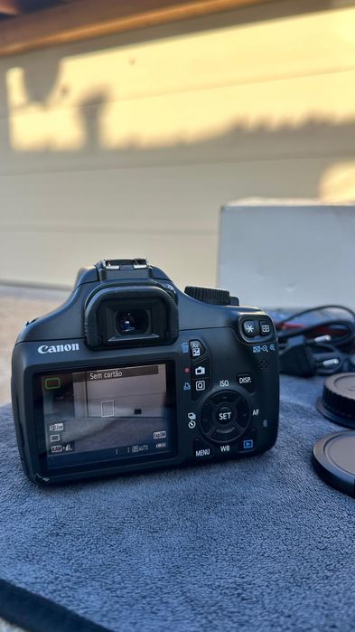 Canon EOS 1100D
Objetiva 18-55mm
Com alça e carregador

Entrego em mão