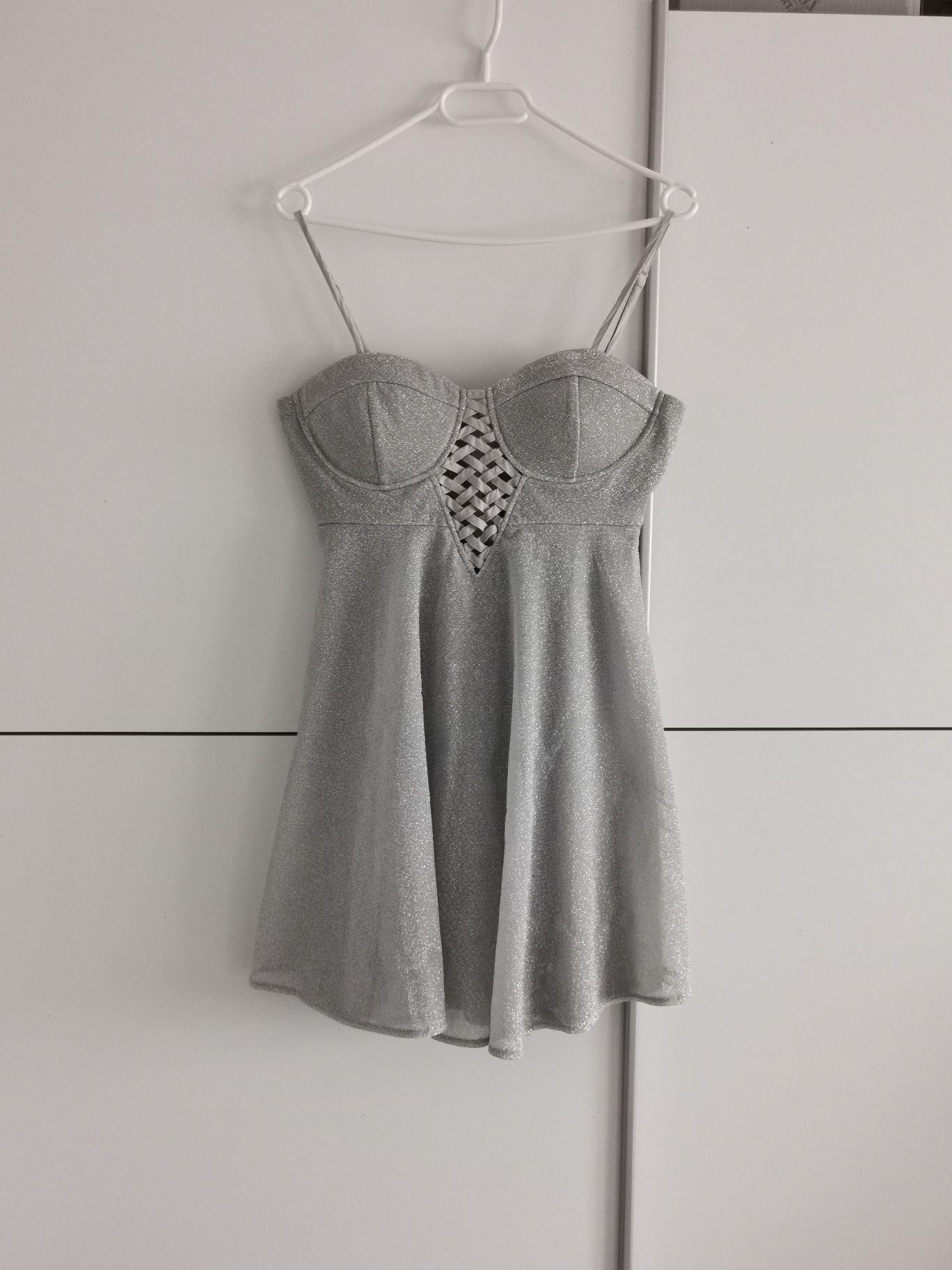 Sukienka boohoo srebrna metaliczna rozmiar M