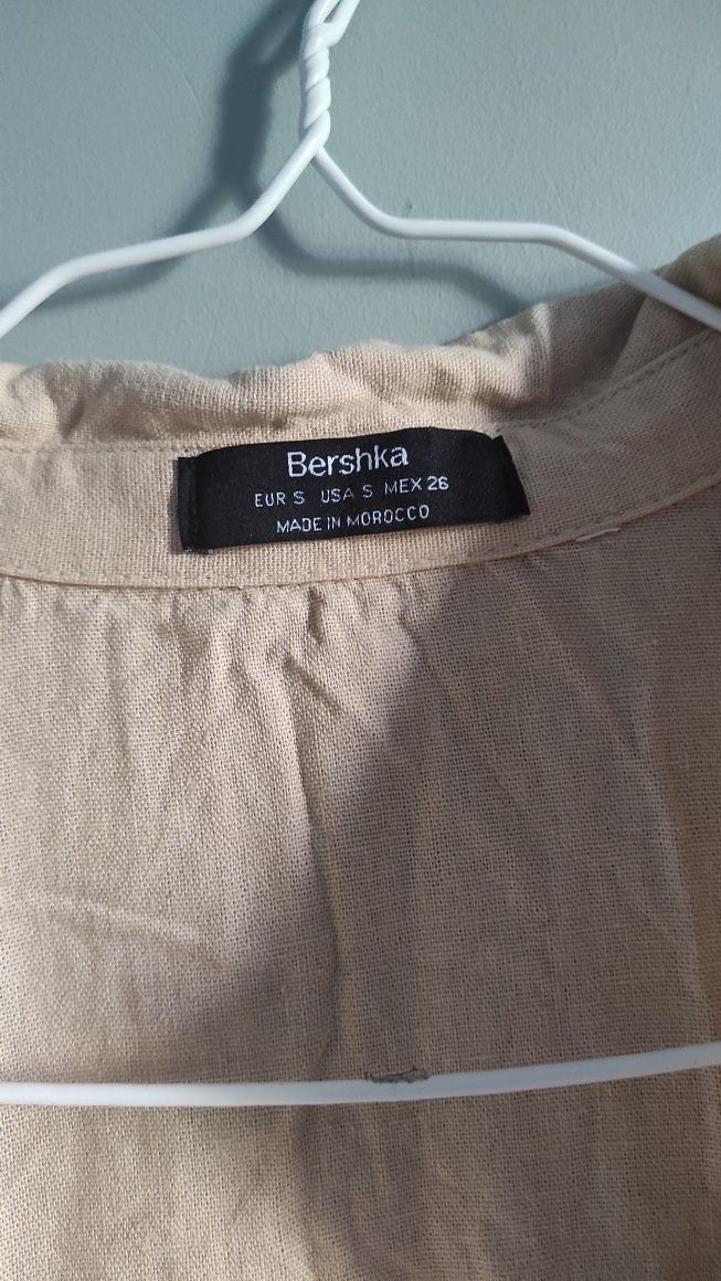 Długa beżowa sukienka z paskiem Bershka S