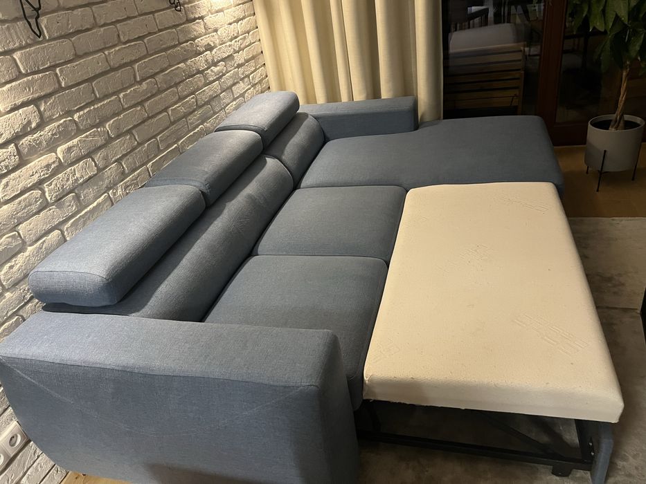 Piękna i nowoczesna sofa z szezlongiem i funkcją spania
