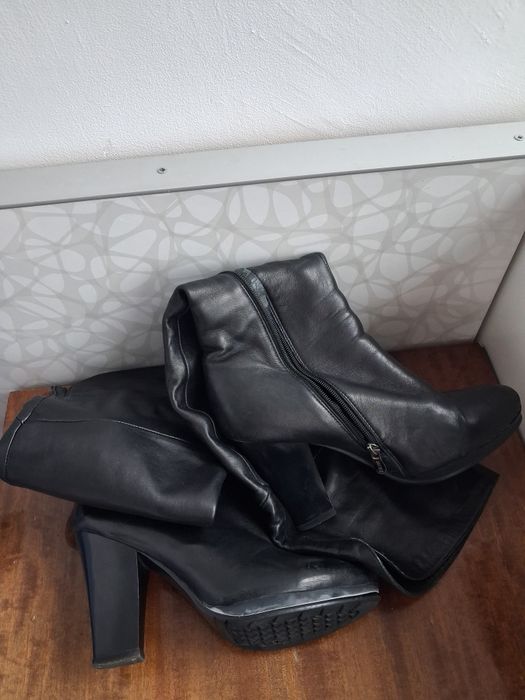 Жіночі ботфорди у гарному стані на підборах