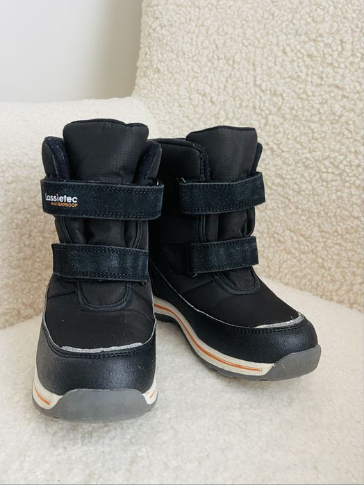 чоботи, черевики Lassie