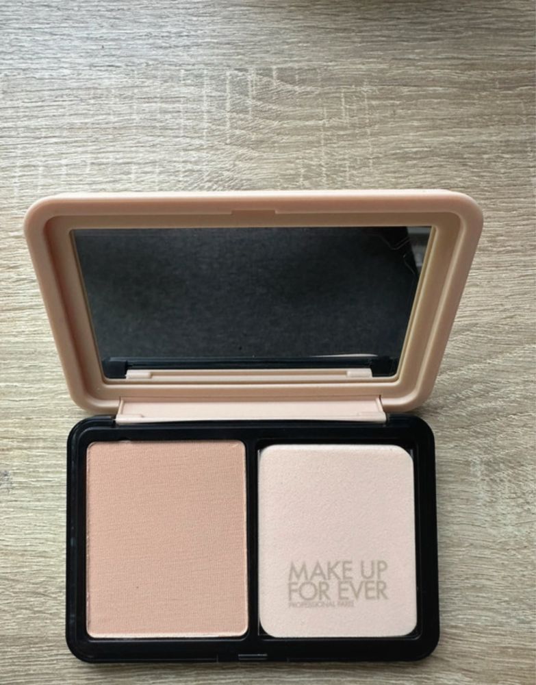 Make up for ever - rozswietlajacy podklad w pudrze