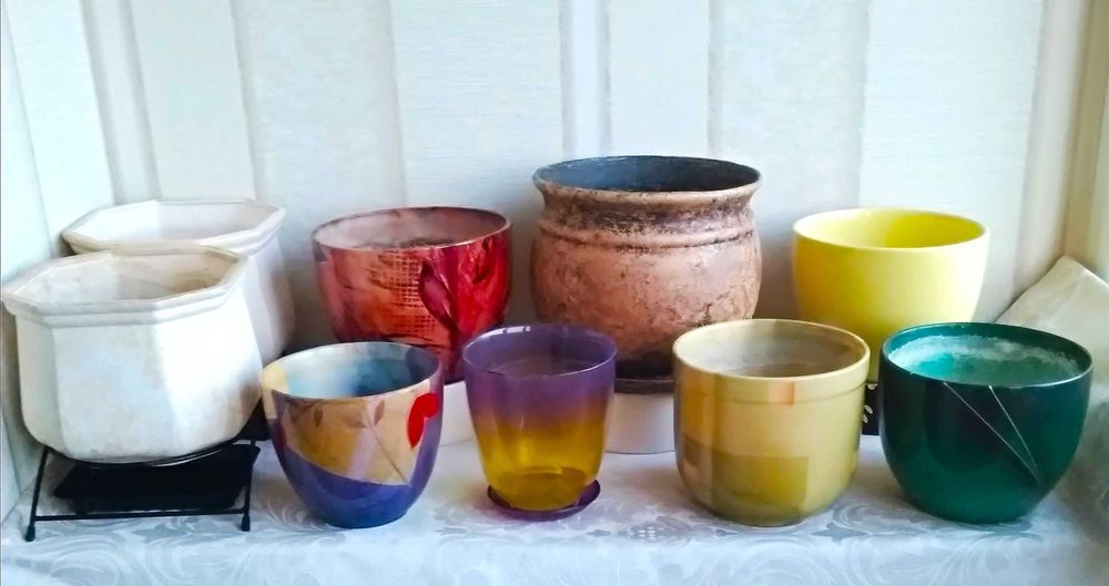 Горшки керамические, стеклянные, пластиковые.Цветы