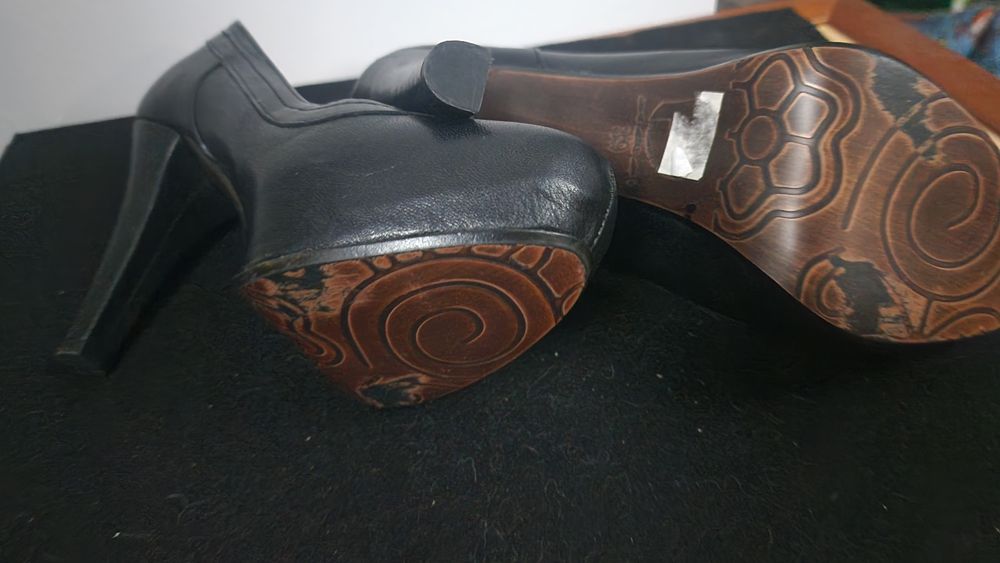 Sapatos pretos de salto n 39