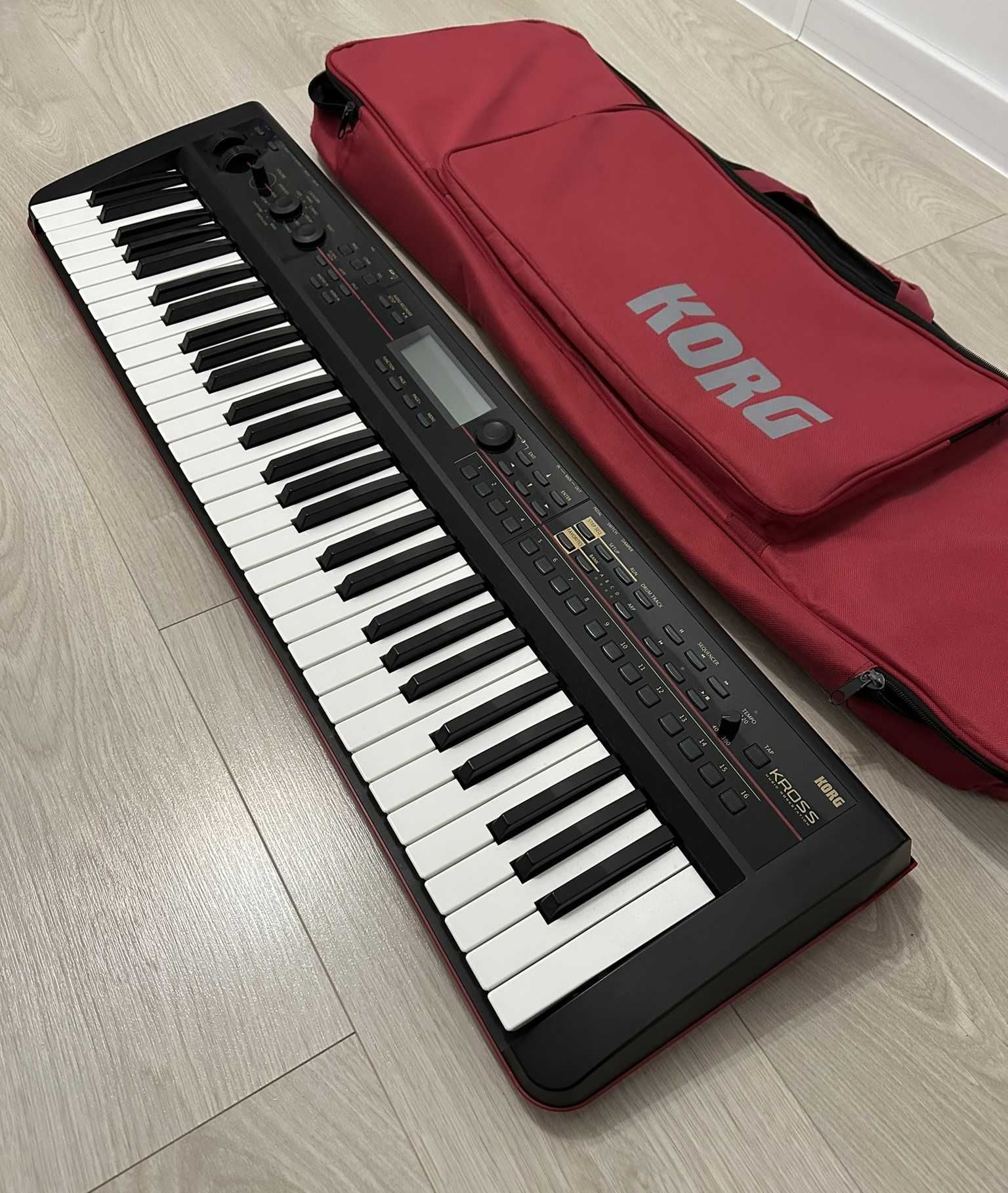 Syntezator KORG KROSS 61   +   pokrowiec KORG   -   Stan Bardzo Dobry!