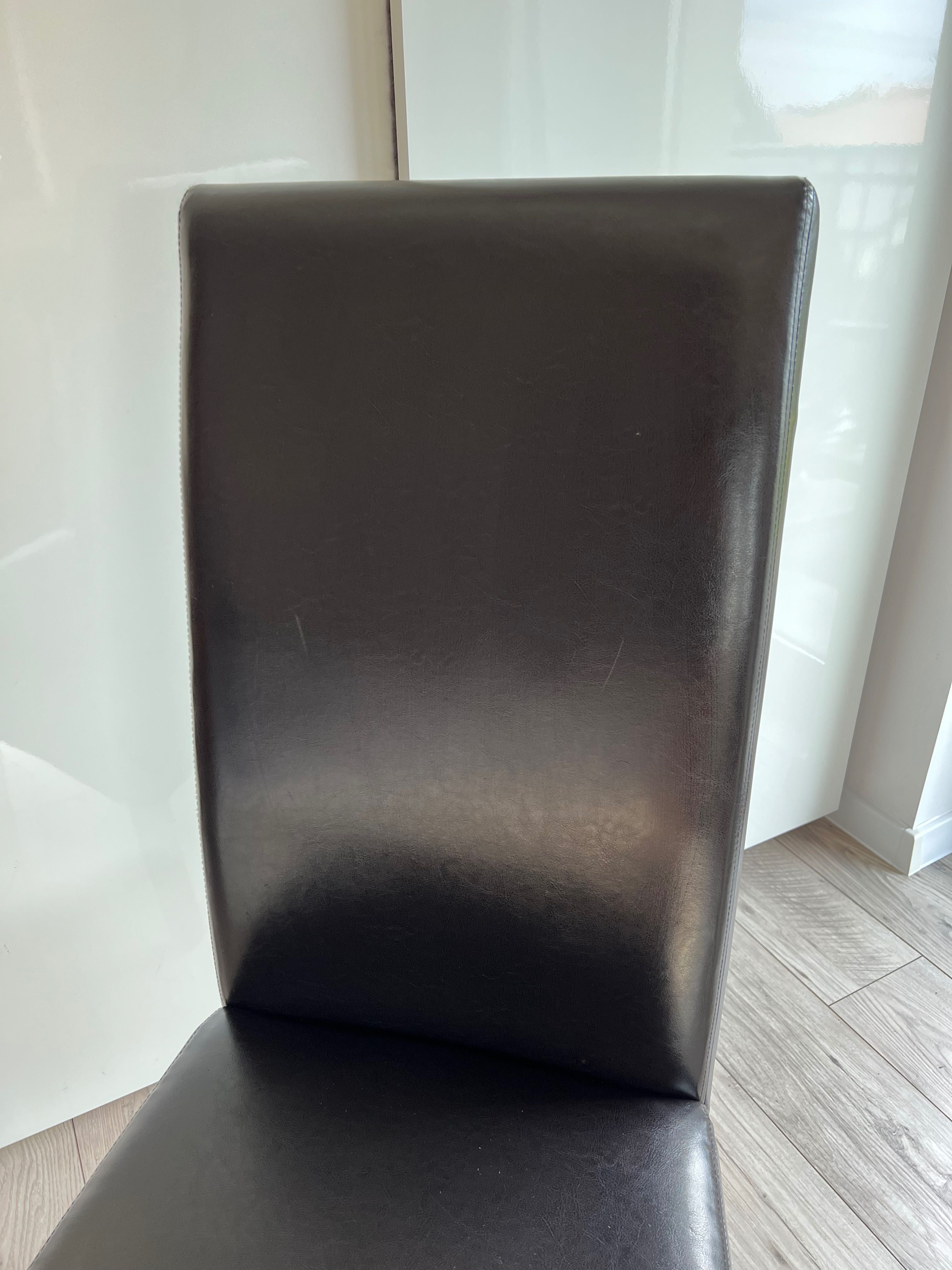 Krzesło BAKKELY brązowy Jysk drewno skóra ekologiczna lakierowane