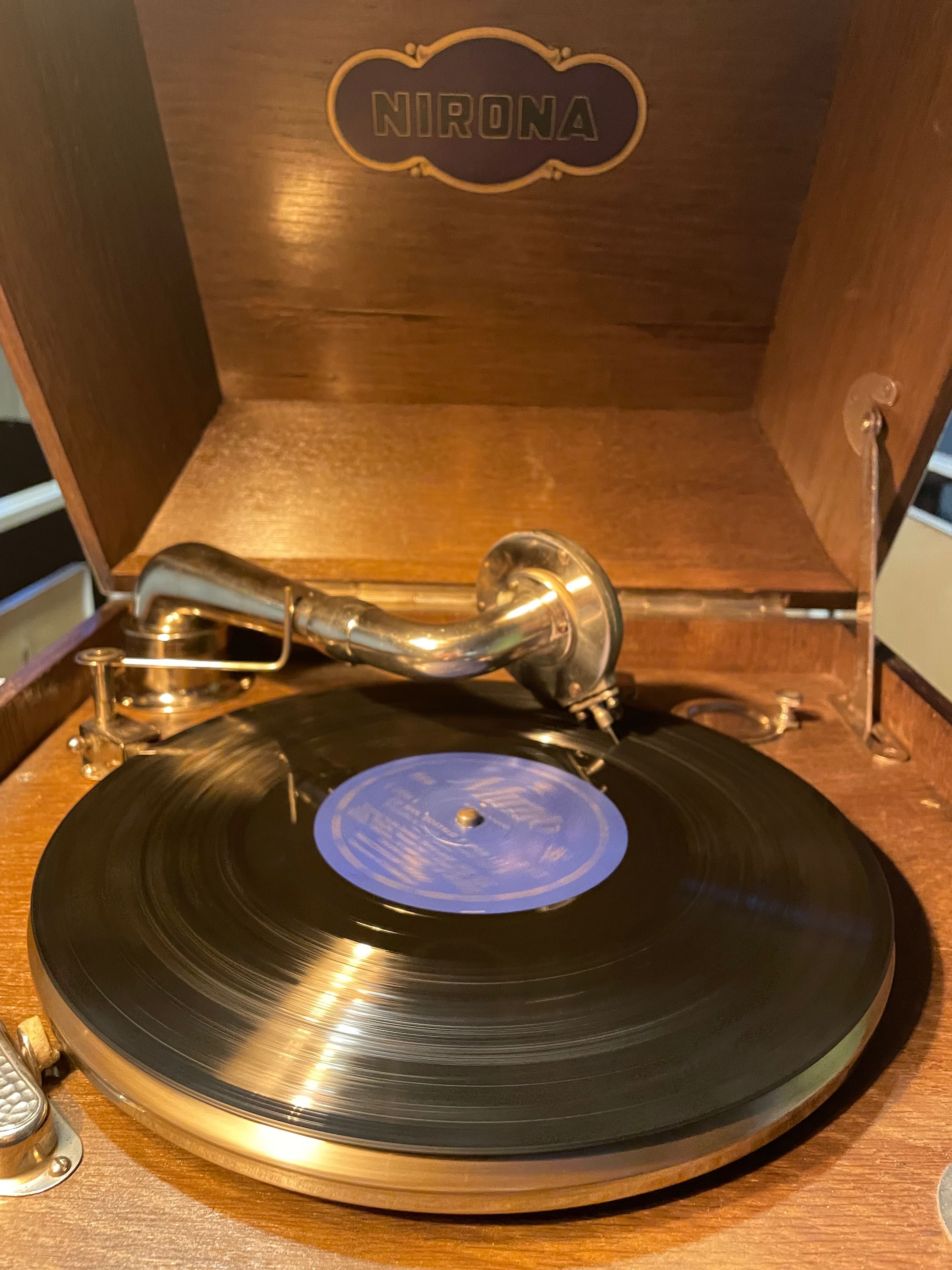 Gramofon zabytkowy na korbę firmy Nirona 1925- 1927