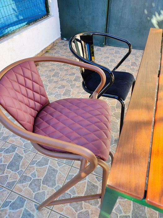 Vendo mesa de exterior com tampo em madeira e estrutura metálica