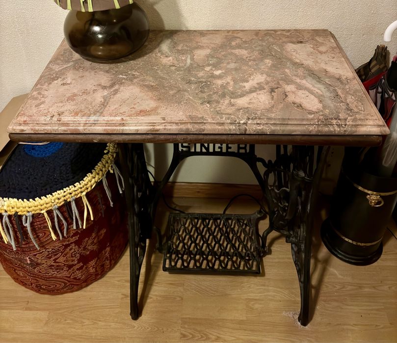 mesa singer e tampo em pedra