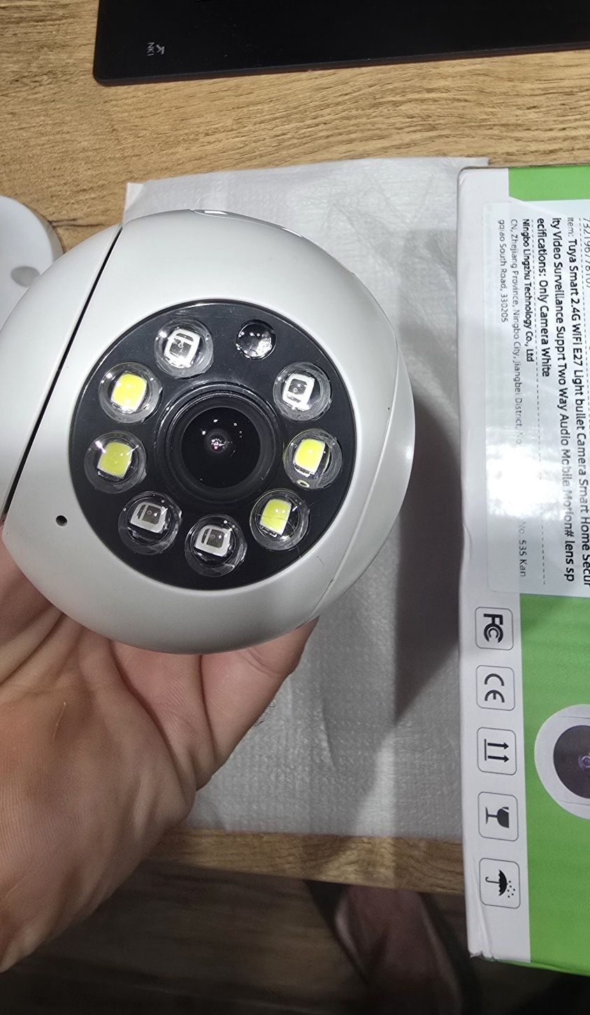 Kamera HD 360° 2.4G w żarówkę e27 wi-fi Tuya nowa