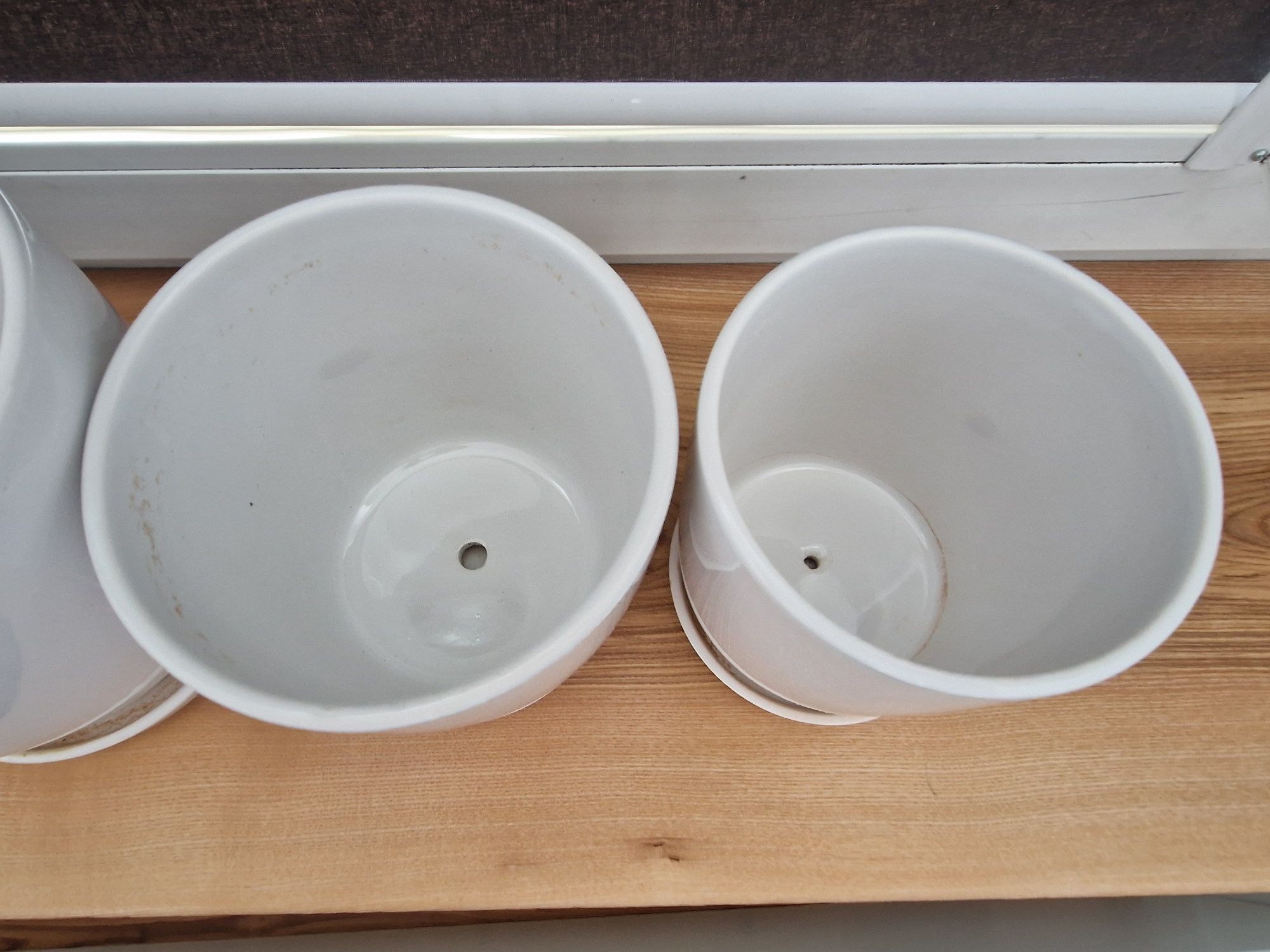Polnix, 4 doniczki białe ceramiczne z podstawką