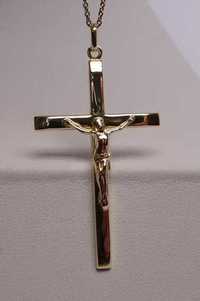 Zawieszka złoty krzyż z Panem Jezusem.