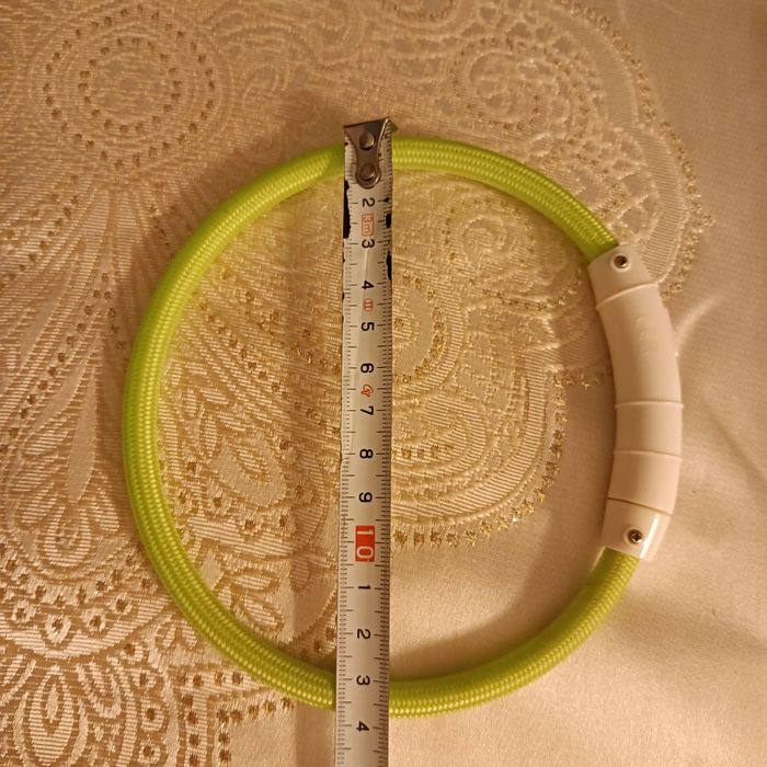 Obroża dla psa świecąca. Potrzebna ładowarka starszego typu. Świeci w