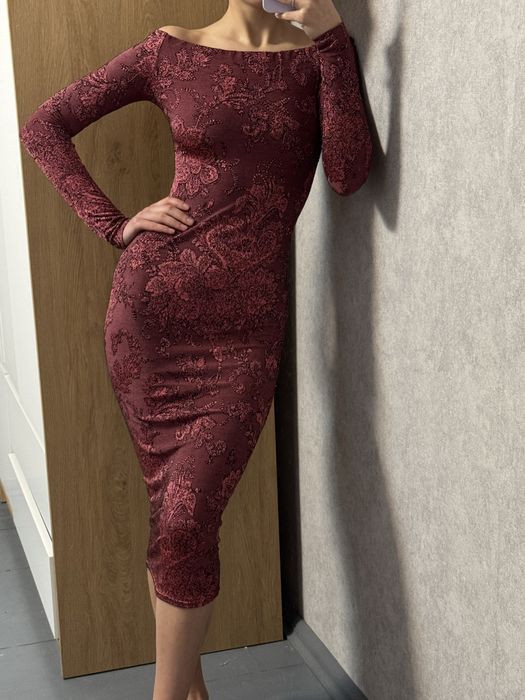 Вечірня сукня тянеться