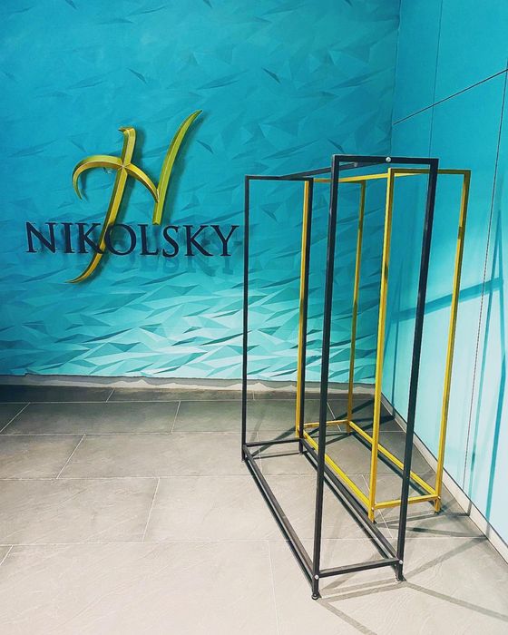 Стійки вішалки рейли для одягу