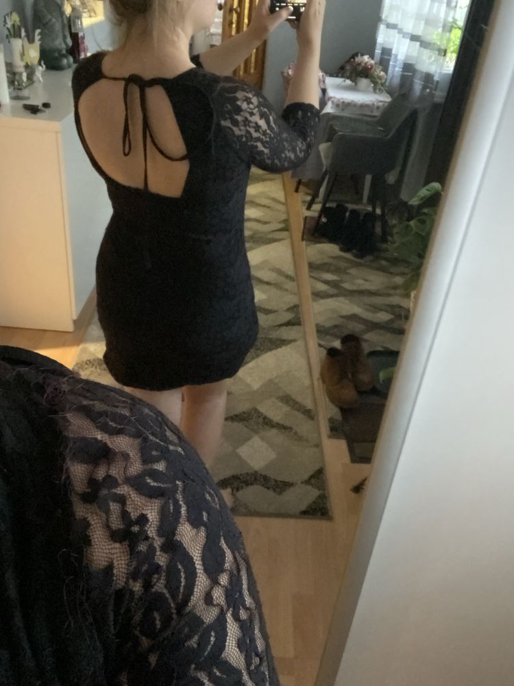 Mała czarna sukienka z koronką mini z odkrytymi plecami
