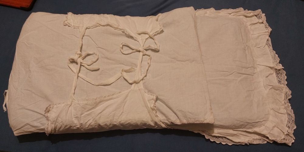 Becik w starym stylu vintage dla noworodka niemowlaka