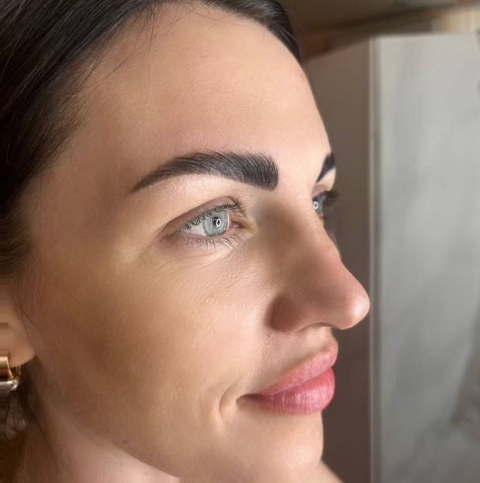 Брови - фарбування, корекція, ламінування.