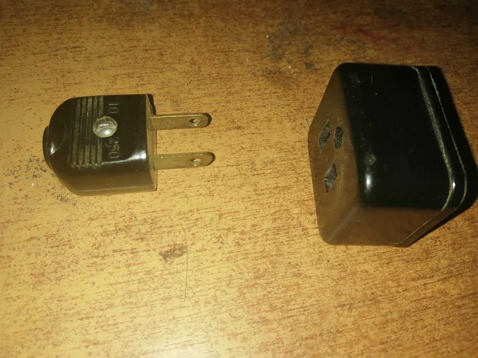 Продам  советскую ( послевоенную)  вилку с розеткой для радиоточки