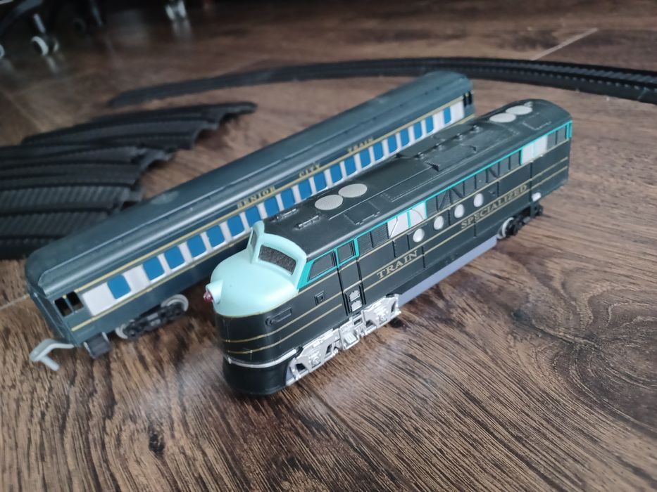 Pociąg osobowy retro z torami