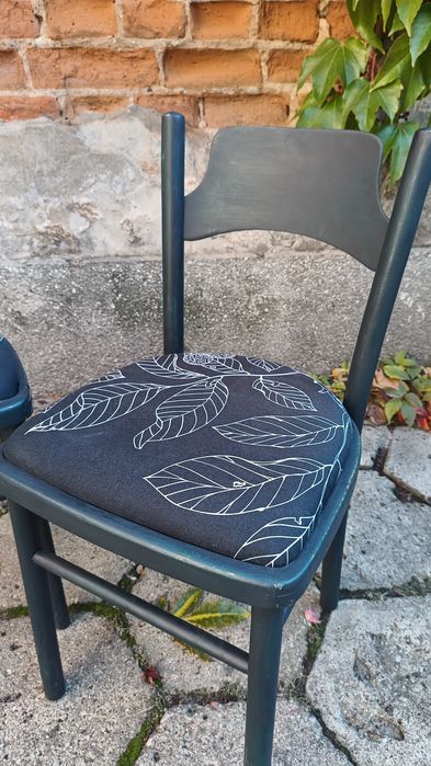 Krzesła po renowacji Radomsko drewno materiał PRL vintage